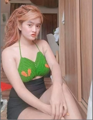 မော်ဒယ်မလေး တဲ့ စပွန်ဆာ ဘဲကြီး ကို ဖင်ကုန်းပြ