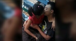 ဒါက ငါးရံ့ခေါင်းနှိုက်နေတာလေး