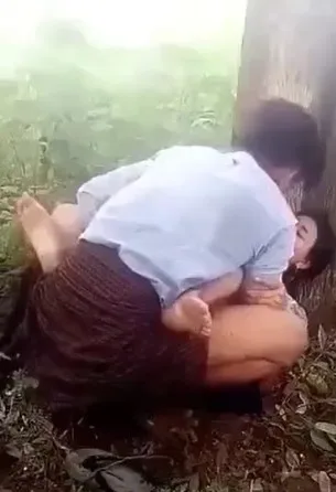 သစ်ပင်အောက်မှာ ပုဆိုးလှန်ပြီး ဘုတဲ့ ဘဲကြီး ( ကိုယ်တိုင်ရိုက်)