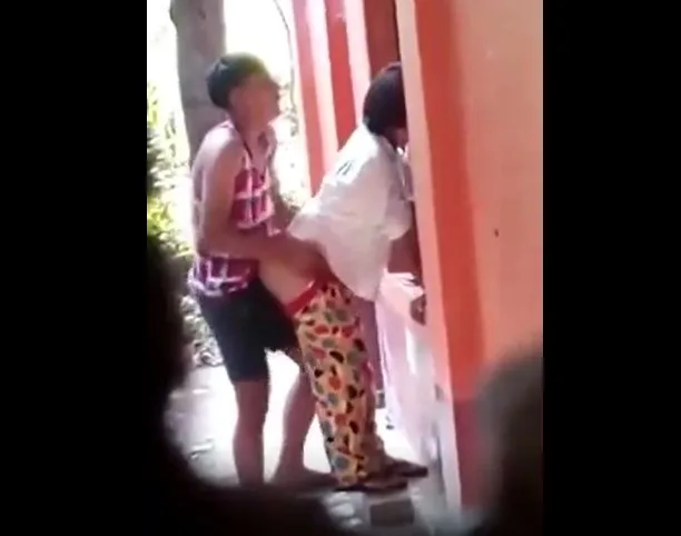 ကျောင်းဘေးနားမှာ ခိုးလိုးကြတဲ့ အတွဲ