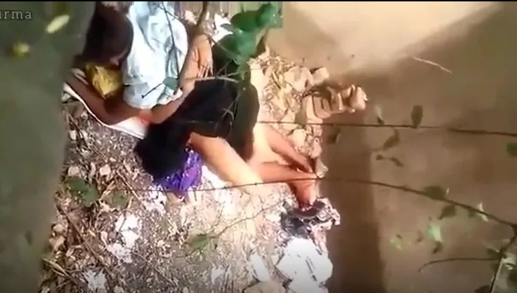 တိုက်ကြားထဲမှာ ခိုးလိုးတဲ့ စုံတွဲ