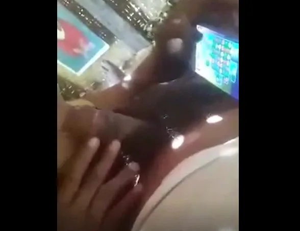 ဂိမ်းဆော့ရင်း လီးစုပ်