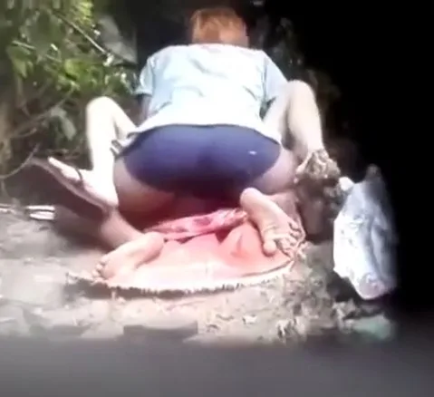 ဆော်လေးကို နှိုက်မြည်းတဲ့ ဘဲ ( ချောင်းရိုက်)