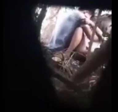 ဆော်သေးသေးလေးနဲ့ခြုံတိုးနေတဲ့ ဘဲ ( ချောင်းရိုက်)