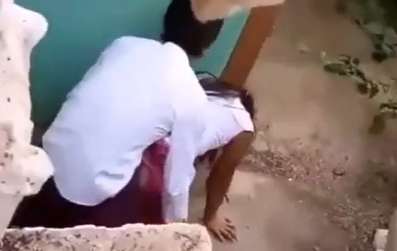 ကျောင်းဘေးနားမှာ လာလိုးနေတဲ့ စုံတွဲ