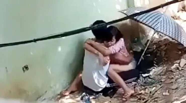 အိမ်ဘေးမှာ လူမမြင်အောင် ဆွဲနေတဲ့ စုံတွဲ