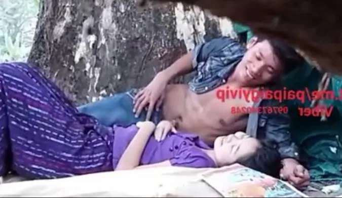 သစ်ပင်အောက်မှာ သာသာယာယာ လိုးကြတဲ့ အတွဲ