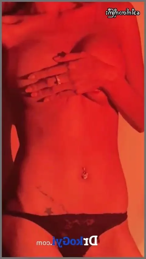 ဖူးပွင့်ခိုင် အကုန် ချွတ်ပြီး ဒွန့်နေတာလေး