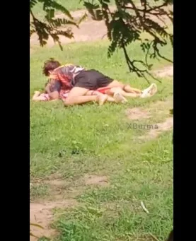 ကွင်းပြင် မှာ ကြုံးနေတဲ့ အတွဲ