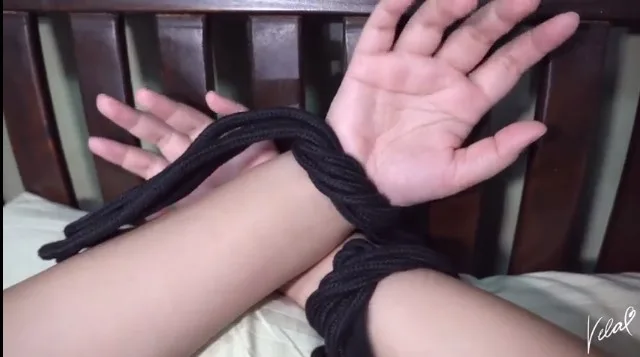 လက်ကြိုး တုပ်ပြီး အကိတ်ကြီး ကိုတီး