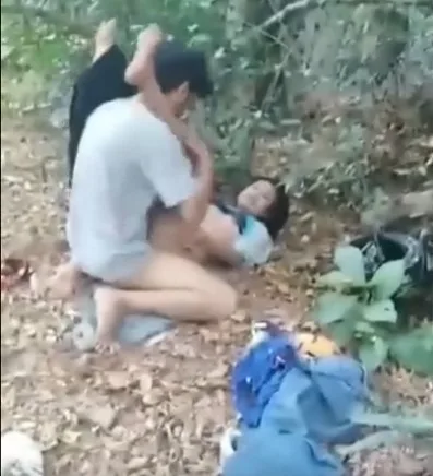 တောထဲ မှာ သူငယ်ချင်းရည်းစား ကို နှစ်ကောင် ဝိုင်းလိုး