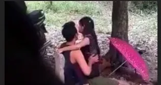 ထီးလေး ကွယ်ပြီး ခိုးစား နေတာ