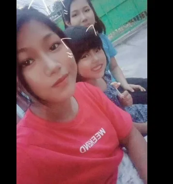 ဒလသူလေး လက်နှစ်ချောင်းနဲ့ စောက်ဖုတ် နှိုက်ပြ