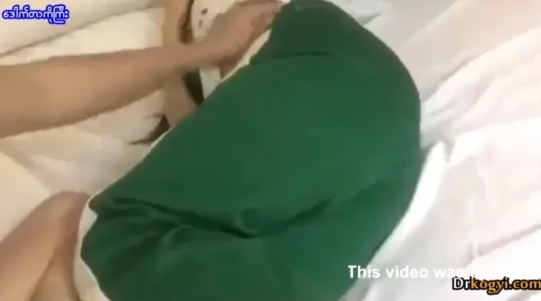 ဆယ်တန်းကျောင်းသူစုံတွဲ အငုံးလေး