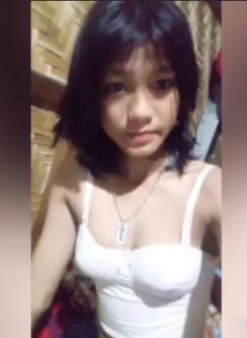 အပေါက်ကျဉ်းလေးကို ပြတဲ့ မြန်မာမလေး