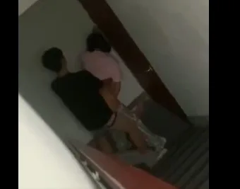 လှေကားမှာ-ခိုးစားတဲ့ အတွဲ