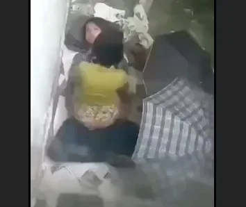 အပေါ်က ဆောင့်ပေးတဲ့ ကောင်မလေး