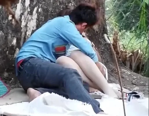 သစ်ပင် အောက်က ခိုးစားချောင်းရိုက် အောကား