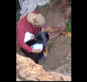 ဂွင်းထုနေတာကို ချောင်းရိုက်ခံရတဲ့ မြန်မာစုံတွဲ