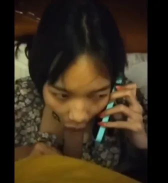 သူ့ဘဲ နဲ့ စိတ်ဆိုးပြီး ဖုန်းပြောရင်း သူငယ်ချင်း ကို လီးစုပ်ပေးတဲ့စော်