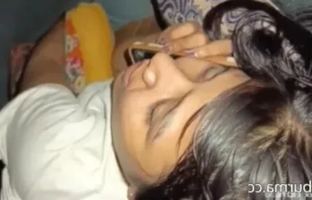 ဘဲနဲ့ ဖုန်းပြောနေတုန်း သူငယ်ချင်းက လိုးနေတာ