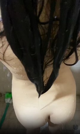 ရေချိုးရင်း အဖုတ်နှိုက်ပြီး လိုးတဲ့ကောင်