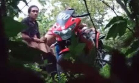 တောထဲ ဆိုင်ကယ်ကြီး နဲ့ လာပြီး လိုးတဲ့အတွဲ