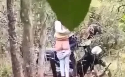 ဆိုင်ကယ်လေး နဲ့ တောထဲလာပြီး စကီလေးကို ရှယ်လိုးတာ