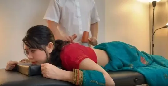 စအိုကို ဆောက်နဲ့ ထုပြီးမှ ဖင်အဖွင့်ခံတဲ့ မြမြ အောကား