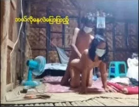 ဘဲကဦးလေးအရွယ်လောက်ဖြစ်မယ် ဆော်လေးက ရှယ်ကုန်းပေးတာ