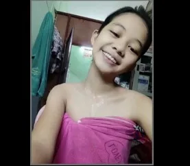 မြန်မာပါကင်အငုံးလေး ပိပိလေးက လက်နှစ်လုံးအောကား