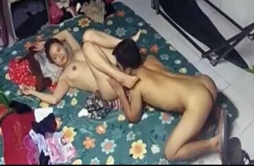 အငြိမ်လေး ဆွဲနေတဲ့ လင်မယားတွဲ