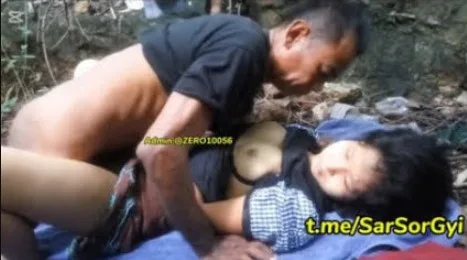 ပါးပြင်မှာ သနပ်ခါးလေး နဲ့ချောင်းရိုက်အောကား