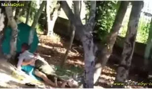 ခြံထဲသွားပြီး အပီပြင်ဆွဲနေတဲ့ မြန်မာအတွဲချောင်းရိုက်အောကား