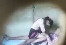 စာသင်ဆောင်အပျက်ထဲမှာ ခိုးစားနေတဲ့ မြန်မာအတွဲ