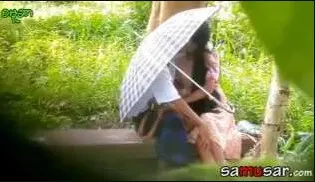 ထီးဆောင်းပြီး ကပ်တိုးလေး နှိုက်နေတာ