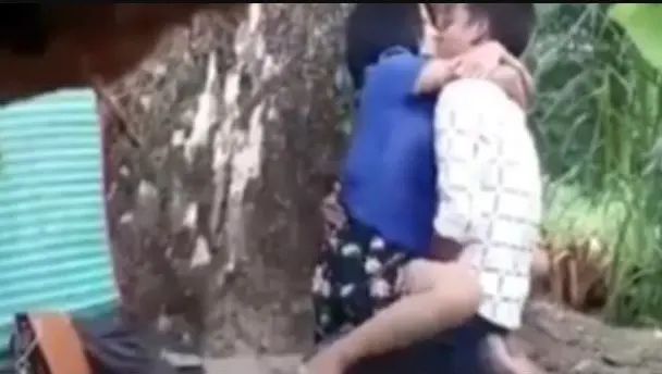 စကပ်လှန်ပြီးတီးနေကျတဲ့သစ်ပင်အောက်က မြန်မာချောင်းရိုက်လေး